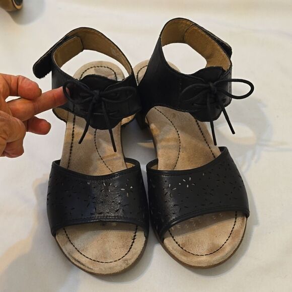Dansko Black Floral Lazer Cut Leather Bow Strap Sandals SZ 39 /US 9 - Picture 1 of 9